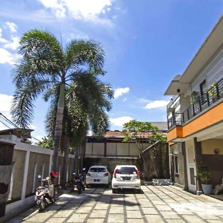 Отель Reddoorz @ Pangeran Antasari 2 Cilandak  Экстерьер фото