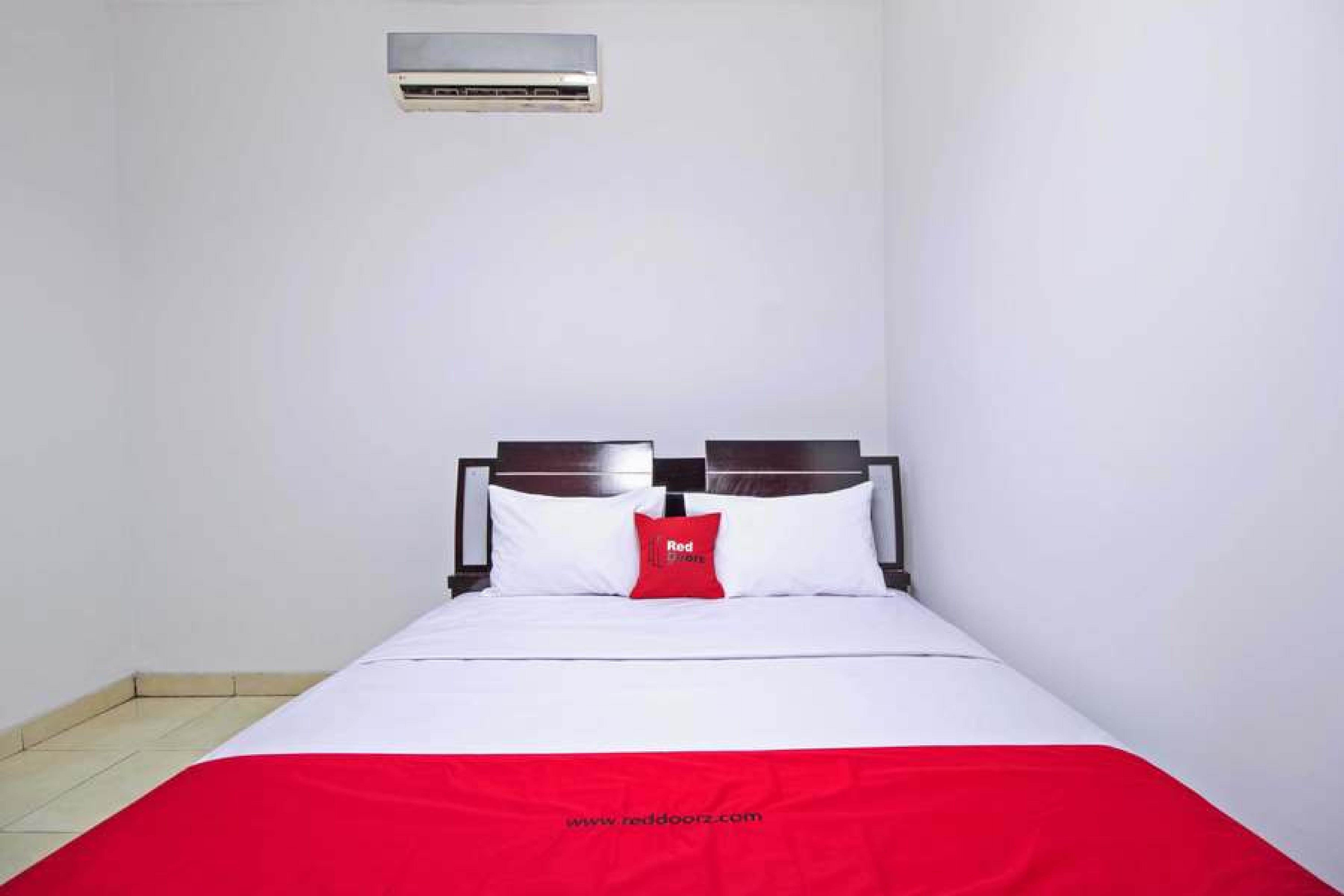 Отель Reddoorz @ Pangeran Antasari 2 Cilandak  Экстерьер фото