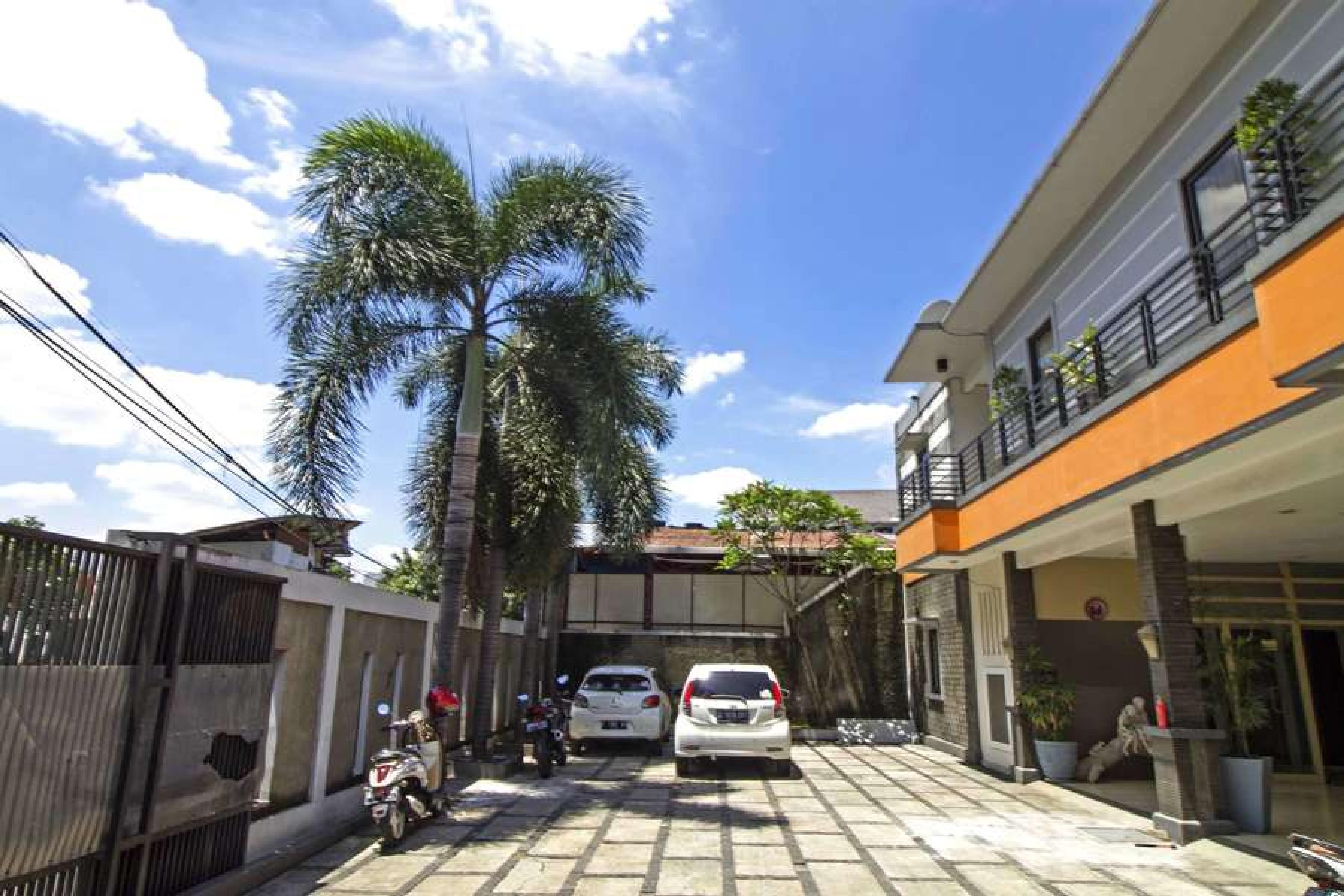 Отель Reddoorz @ Pangeran Antasari 2 Cilandak  Экстерьер фото