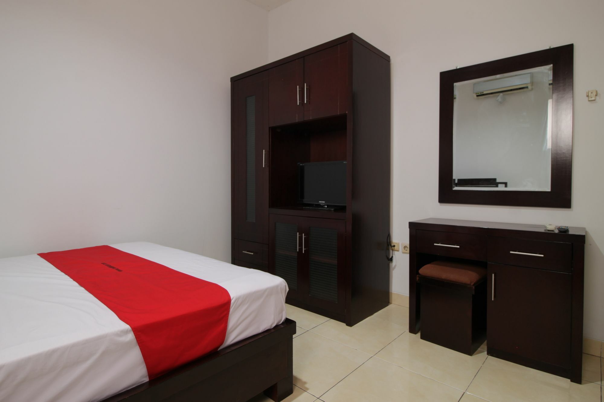 Отель Reddoorz @ Pangeran Antasari 2 Cilandak  Экстерьер фото