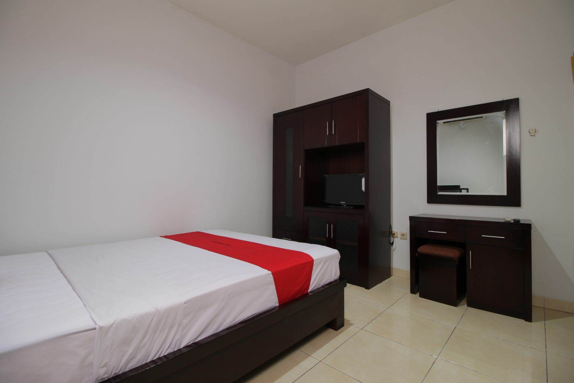 Отель Reddoorz @ Pangeran Antasari 2 Cilandak  Экстерьер фото