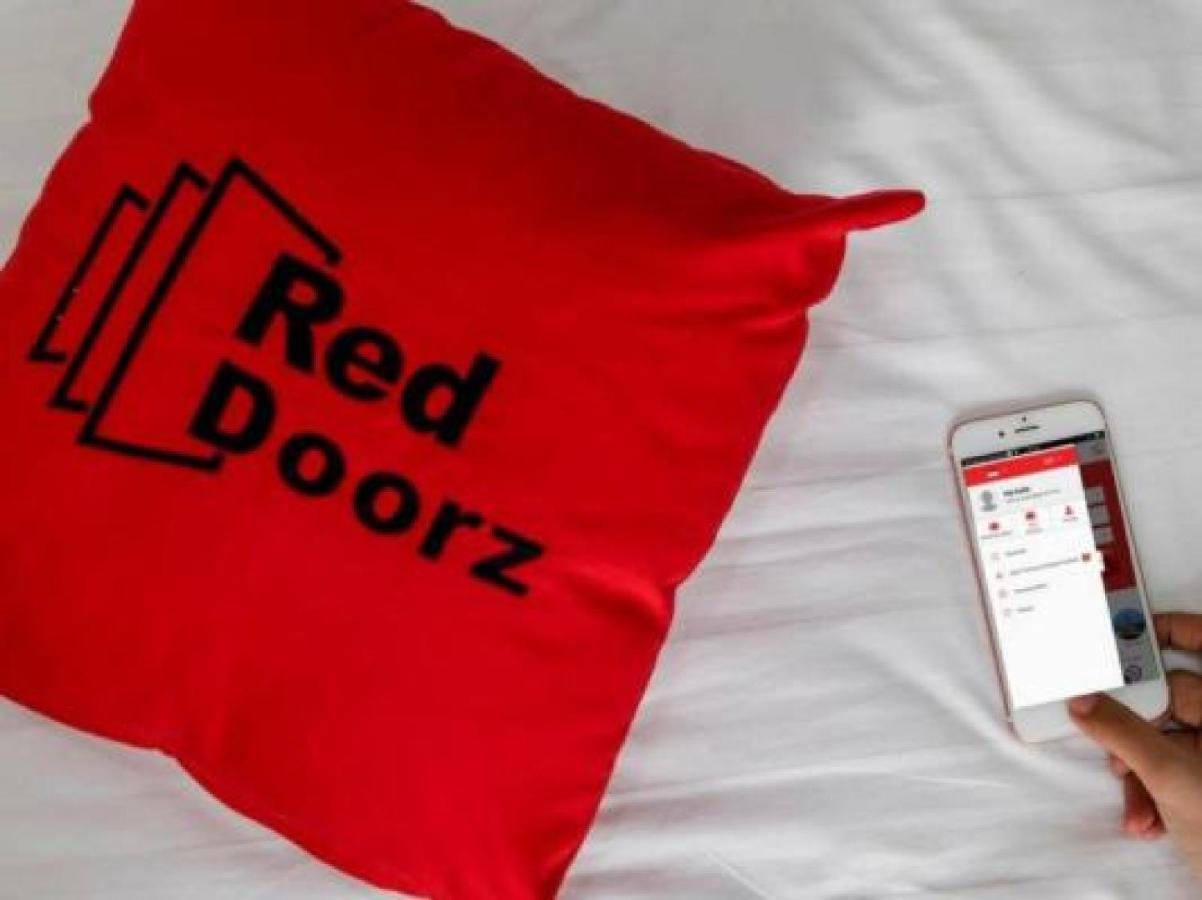 Отель Reddoorz @ Pangeran Antasari 2 Cilandak  Экстерьер фото